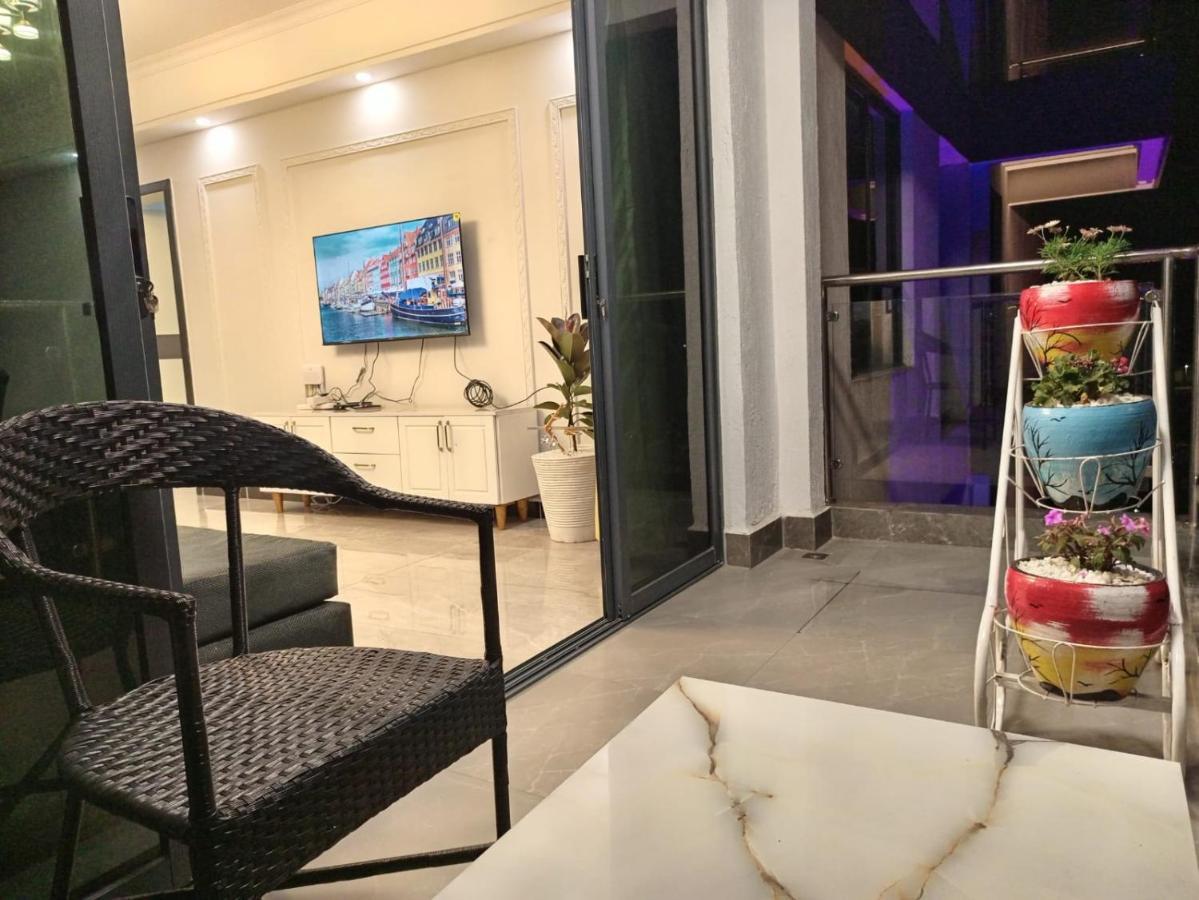 Stayrest Safari Tours New 3 Bedroom Apartments In Kilimani Nairobi With Rooftop Pool ภายนอก รูปภาพ