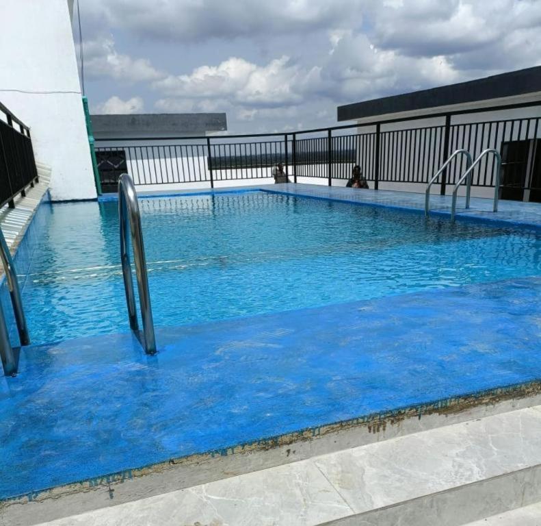 Stayrest Safari Tours New 3 Bedroom Apartments In Kilimani Nairobi With Rooftop Pool ภายนอก รูปภาพ