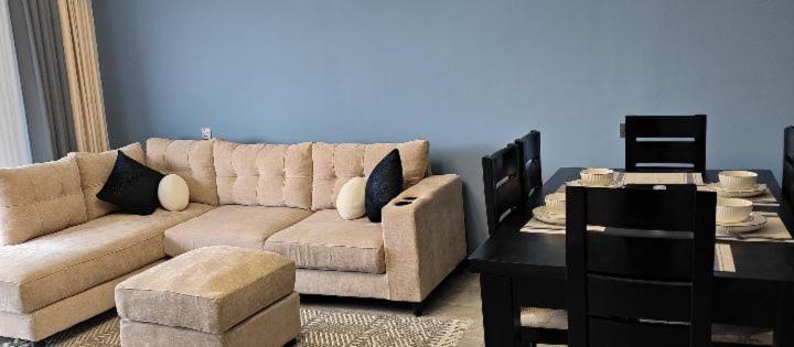 Stayrest Safari Tours New 3 Bedroom Apartments In Kilimani Nairobi With Rooftop Pool ภายนอก รูปภาพ